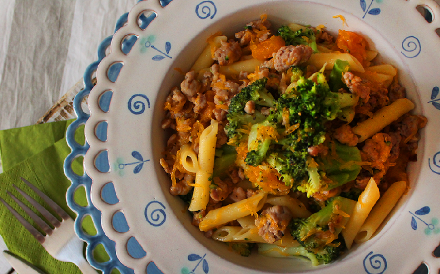 Pennette con broccoli, zucca e salsiccia