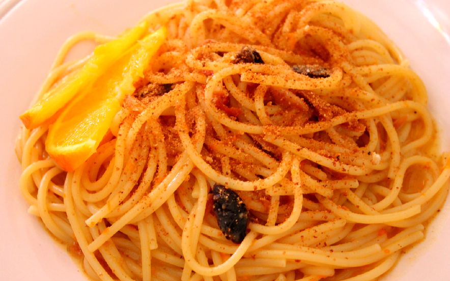 Pasta all'arancia, acciughe, olive e mandorle