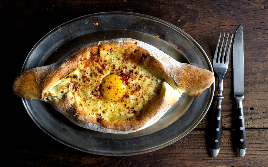 Pane ripieno di formaggio e uova