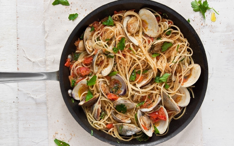 Spaghettini alle vongole con bottarga