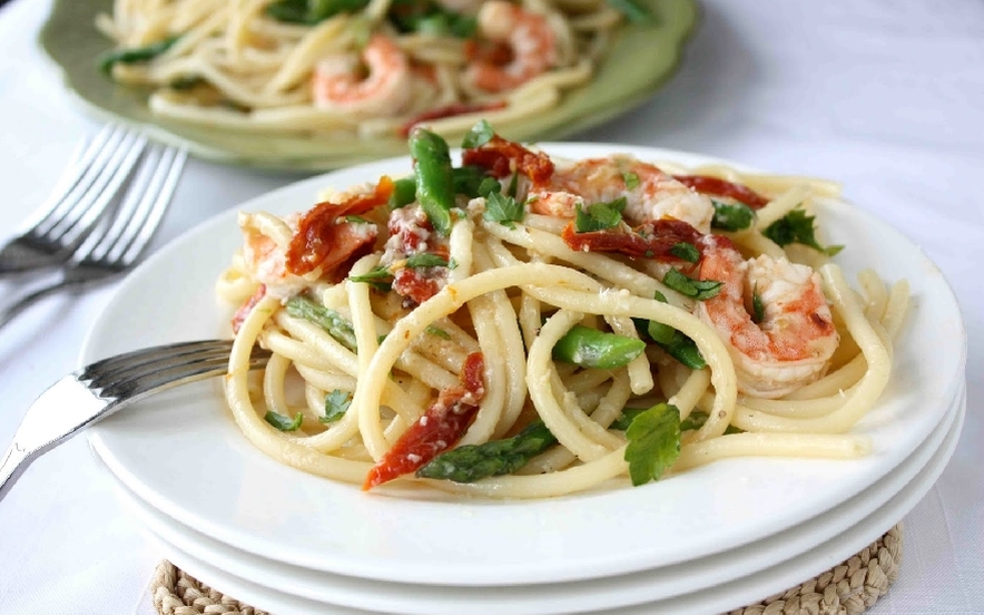 Bucatini con gamberi, asparagi e pomodori secchi