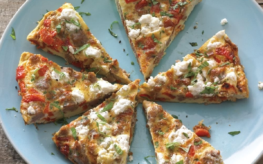 Frittata di salsiccia, peperoni e feta