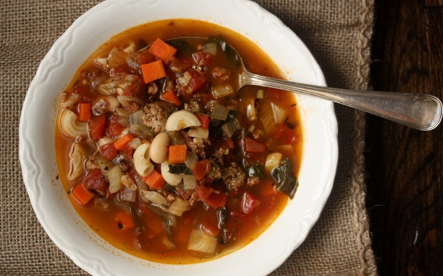 Minestrone di verdure con salsiccia di pollo