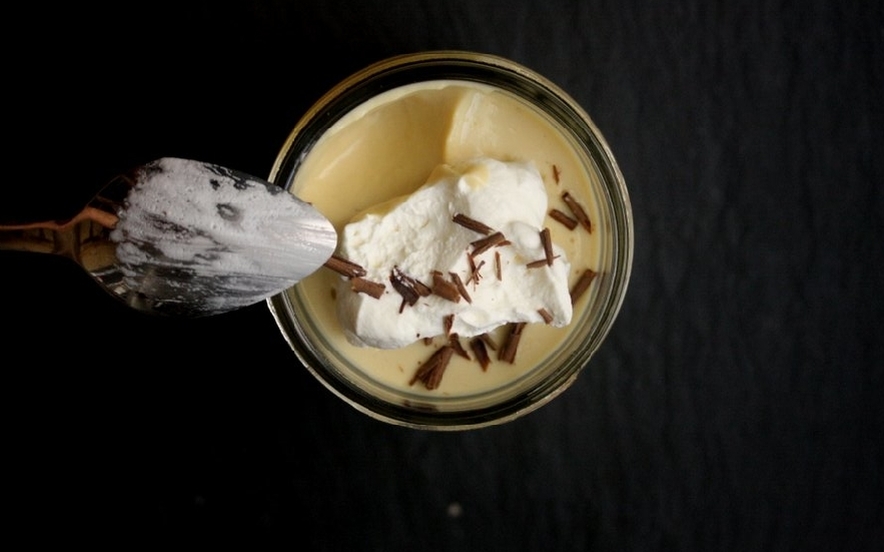 Budino al caramello con panna montata