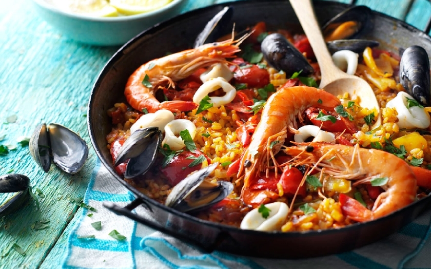 Paella con gamberi, cozze e calamari