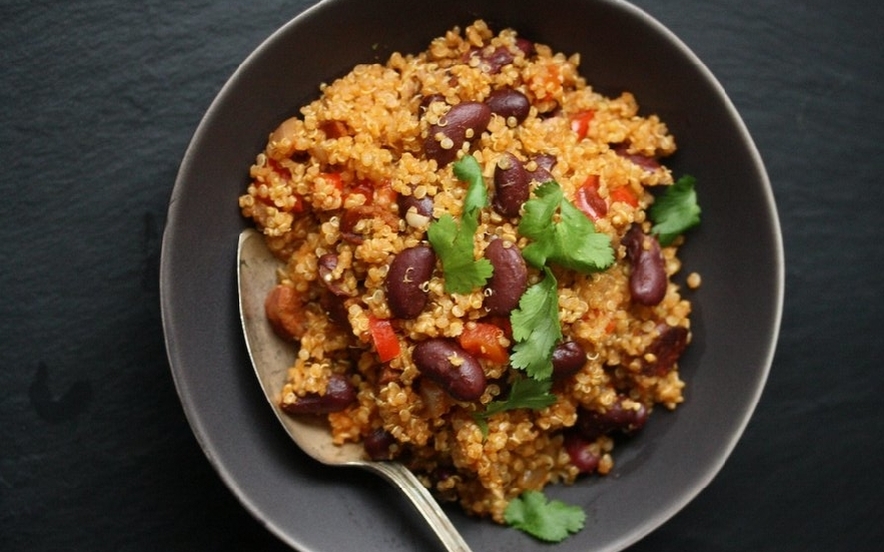 Quinoa con chorizo ​​e fagioli rossi