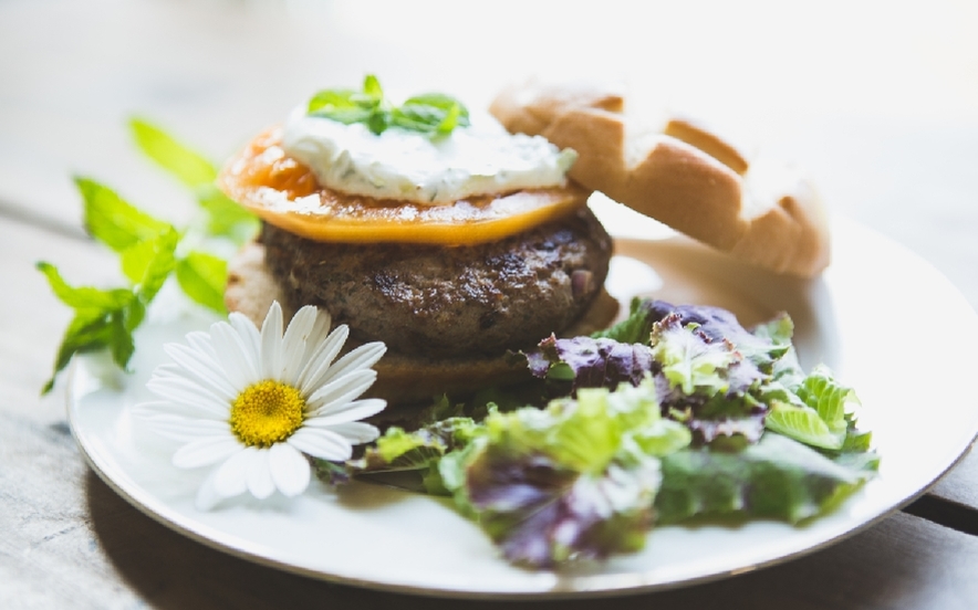 Hamburger di agnello con salsa tzatziki alla menta