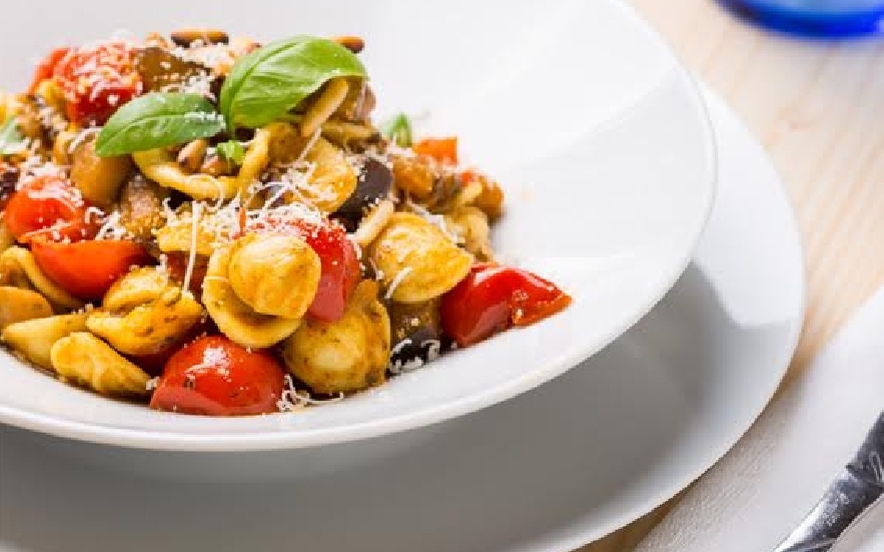 Orecchiette con melanzane profumate al pesto