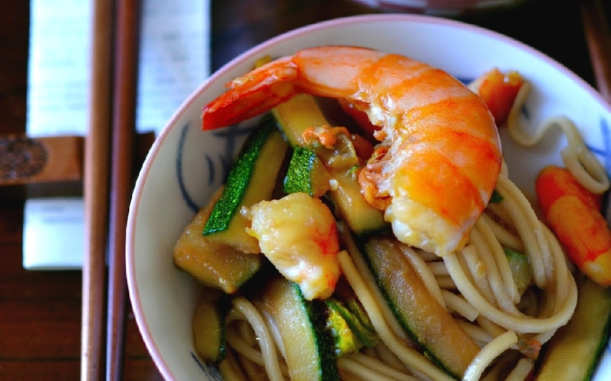 Noodles con gamberi e verdure