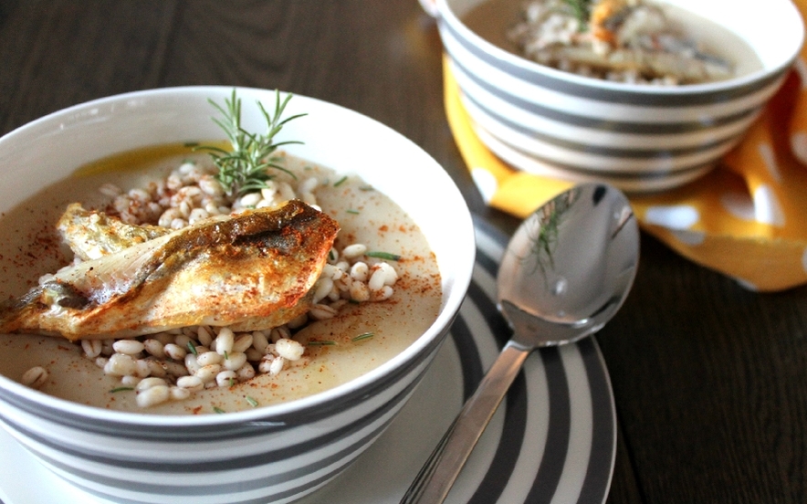 Crema tiepida di ceci, orzo e triglie croccanti