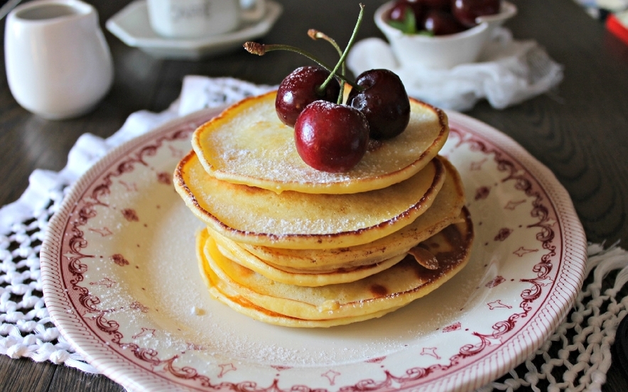 Pancake di ricotta con sciroppo d'acero e ciliegie