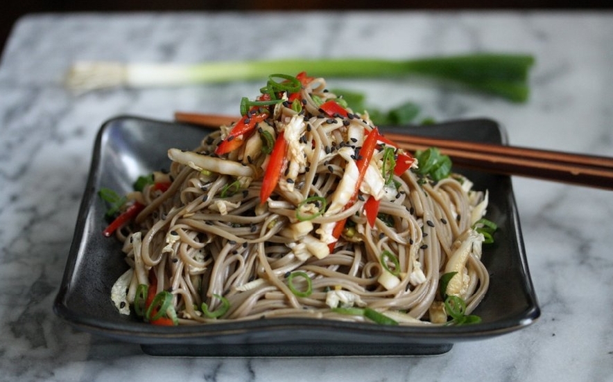 Insalata di soba con cavolo