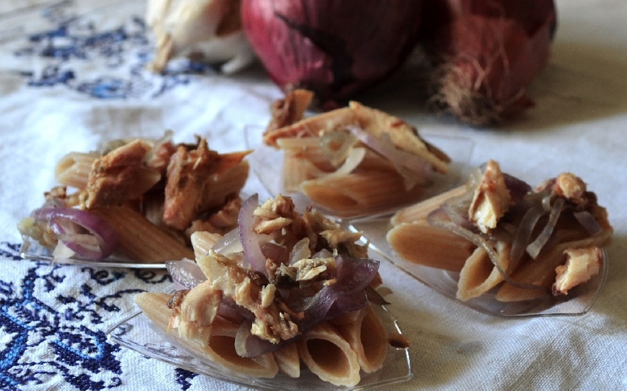 Penne integrali con cipolla e sgombro