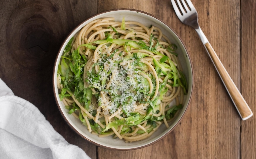 Spaghettoni con asparagi e basilico