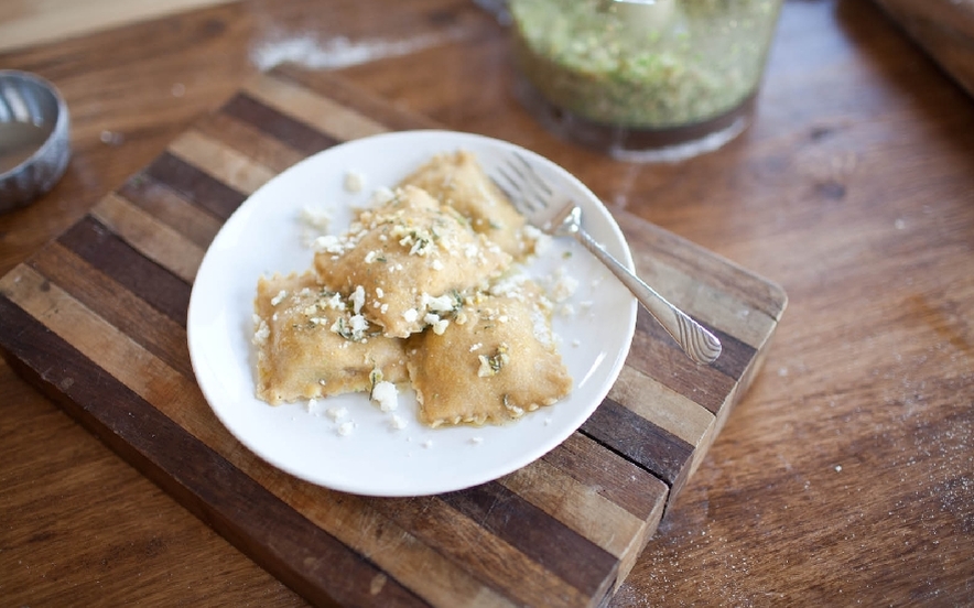 Ravioli ripieni di verdure, noci e gorgonzola