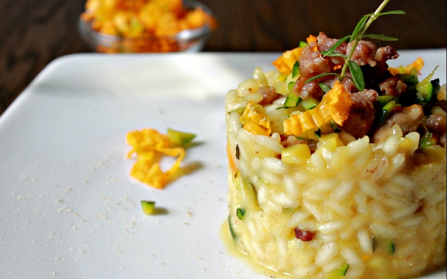 Risotto con zucchine, fiori di zucca e salsiccia