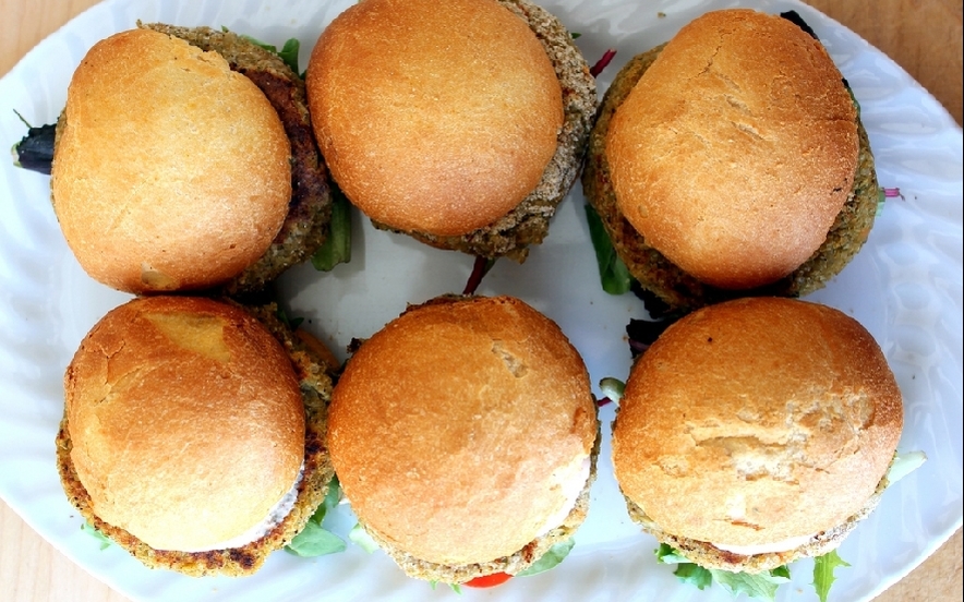 Veggie burger con riso integrale, avena e noci