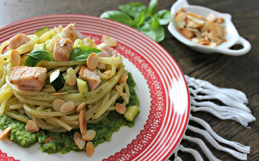 Spaghetti con pesce spada, mandorle e pesto