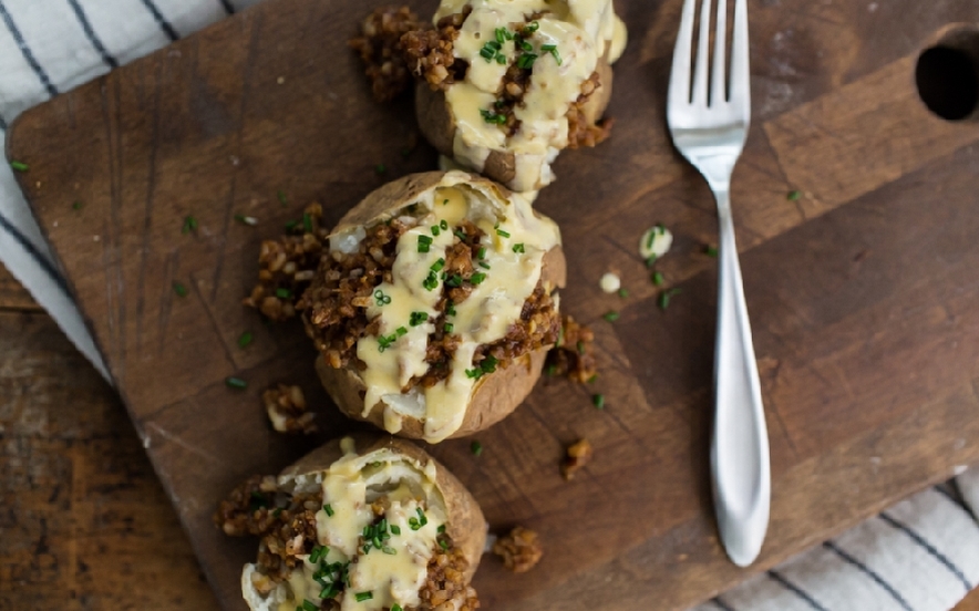 Patate ripiene di formaggio, ceci e riso integrale