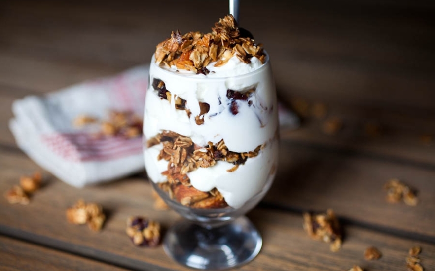 Yogurt con granola al miele