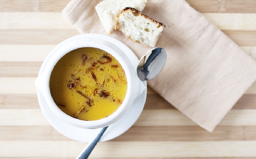 Zuppa di zucca con scalogni croccanti