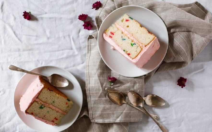 Torta arcobaleno con glassa allo yogurt