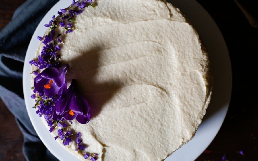 Torta alla panna acida con note di mandorle