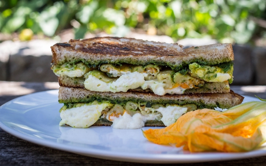 Sandwich con pesto, mozzarella e fiori di zucca