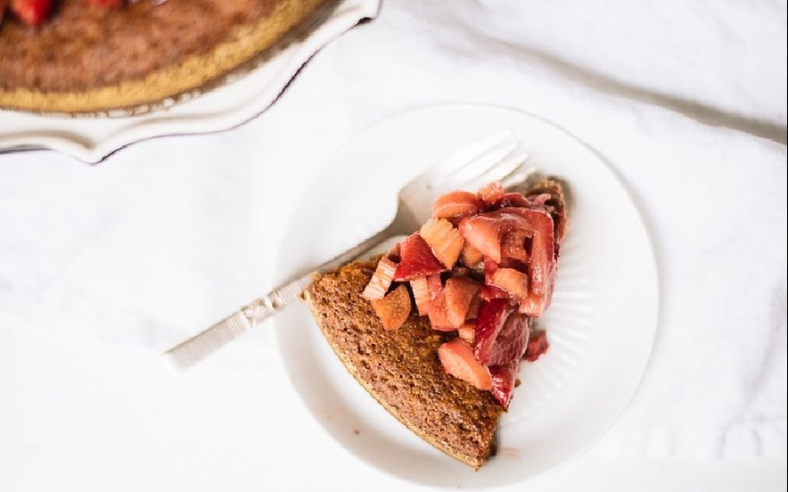 Torta di mandorle ricoperta di fragole e rabarbaro