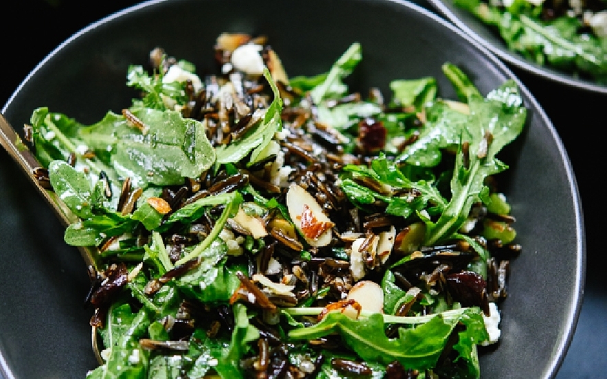 Insalata di riso con ciliegie secche e rucola