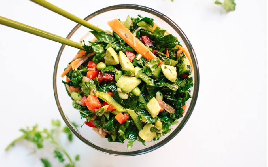 Insalata di cavoli tritati con carote e avocado