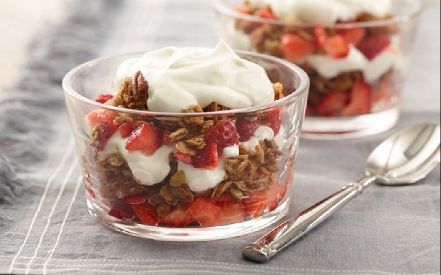 Yogurt con granola e fragole