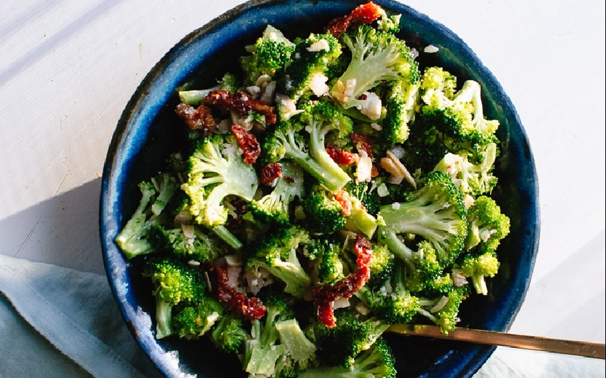 Insalata greca con broccoli