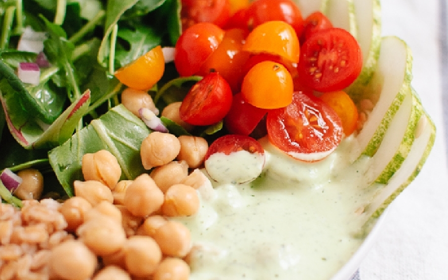 Insalata di farro e ceci con yogurt alle erbe