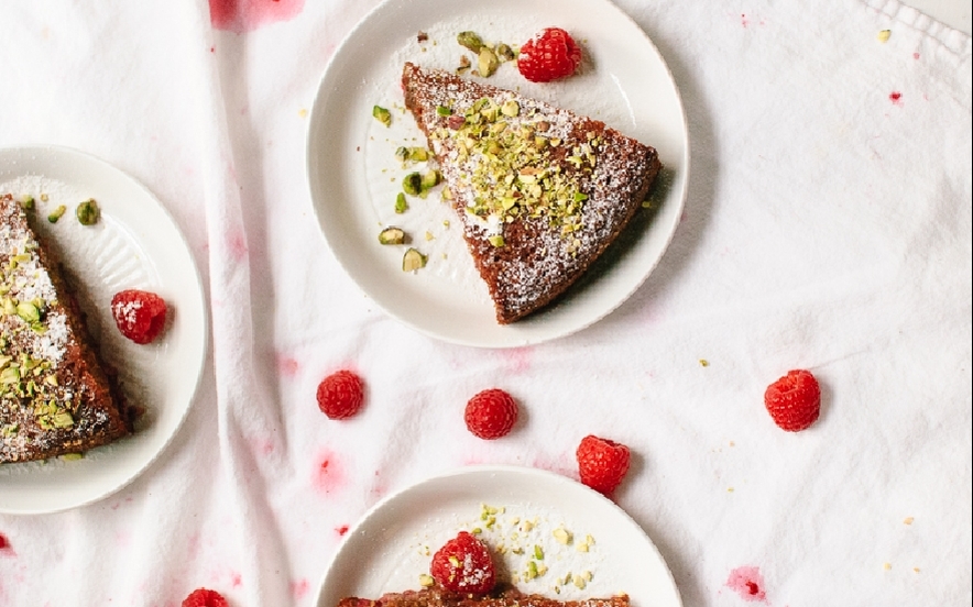 Torta di mandorle e miele con i lamponi