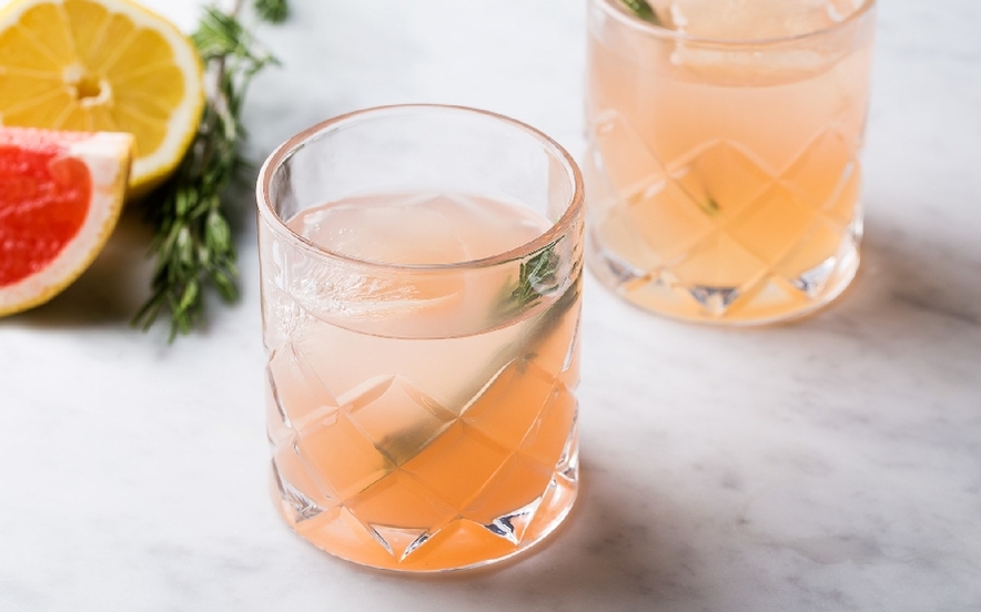 Cocktail al pompelmo rosso e rosmarino