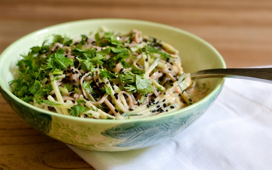 Soba con cetrioli e salsa di sesamo allo zenzero