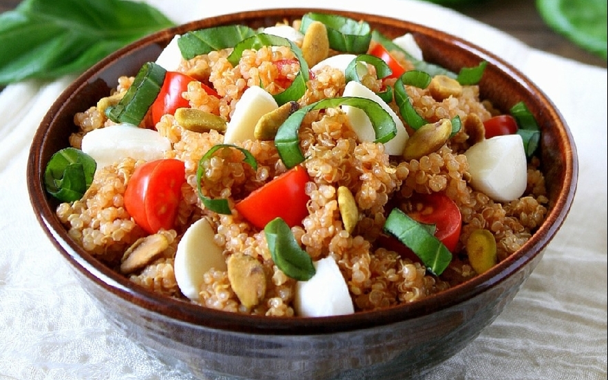 Insalata di quinoa con mozzarella e pomodorini