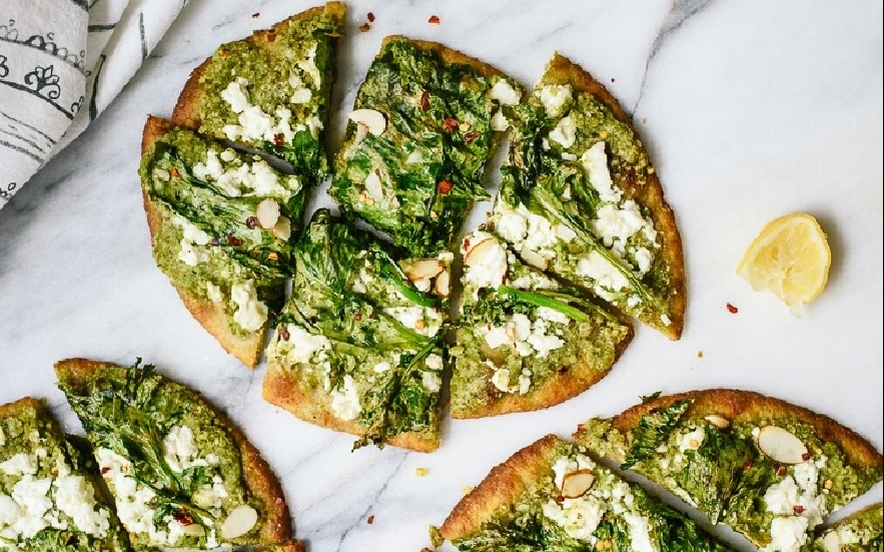 Focaccia con pesto e broccoli