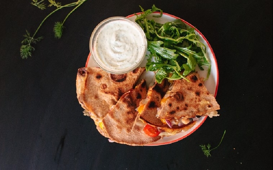 Quesadilla con pomodoro, olive e ceci