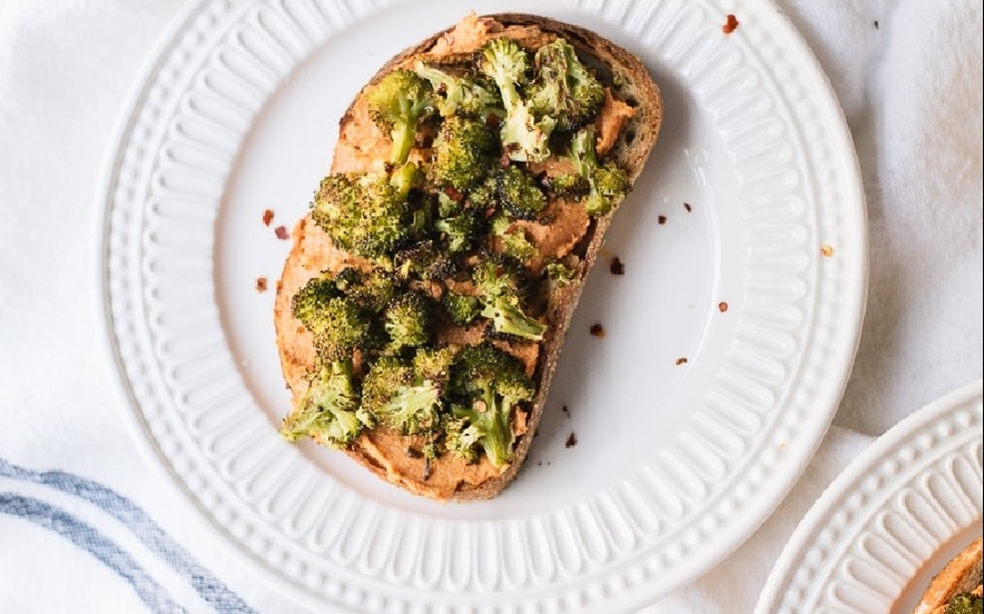 Bruschette con hummus e broccoli arrostiti