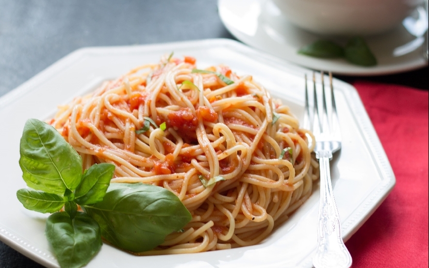 Spaghetti con pomodoro fresco e basilico