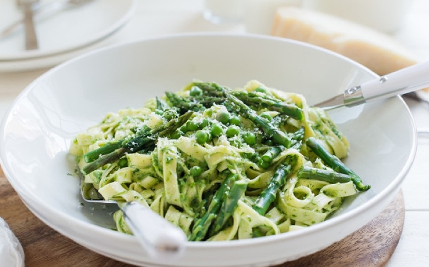 Fettuccine con asparagi e piselli