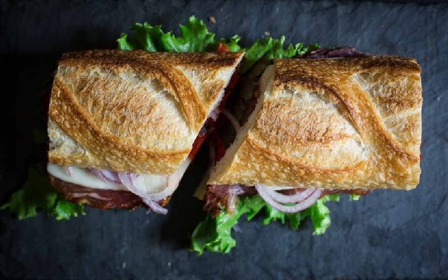 Panino con mozzarella, coppa e pomodori secchi