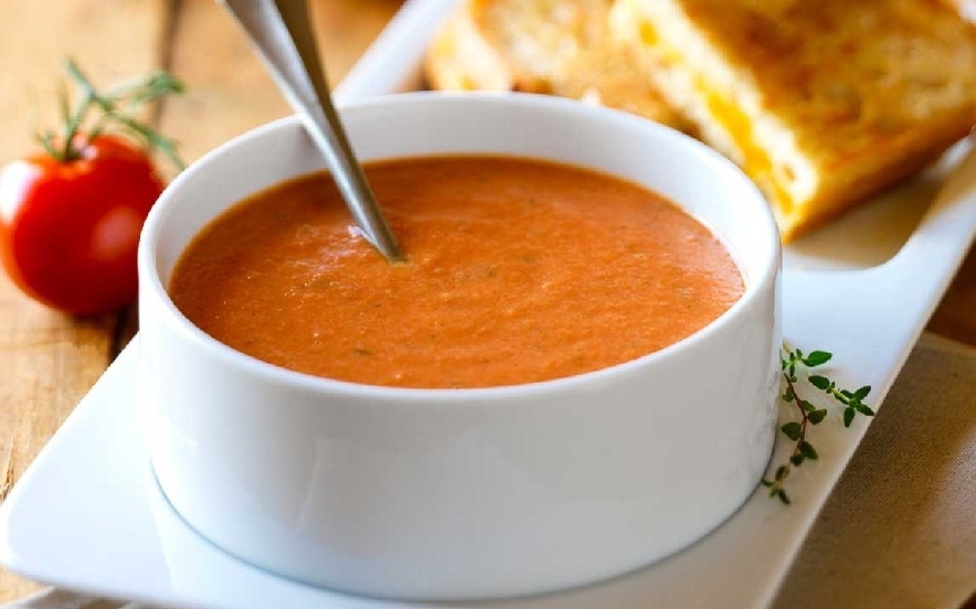 Zuppa di pomodoro con cavolo