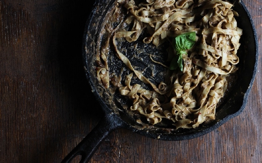 Tagliatelle con salsa di melanzane