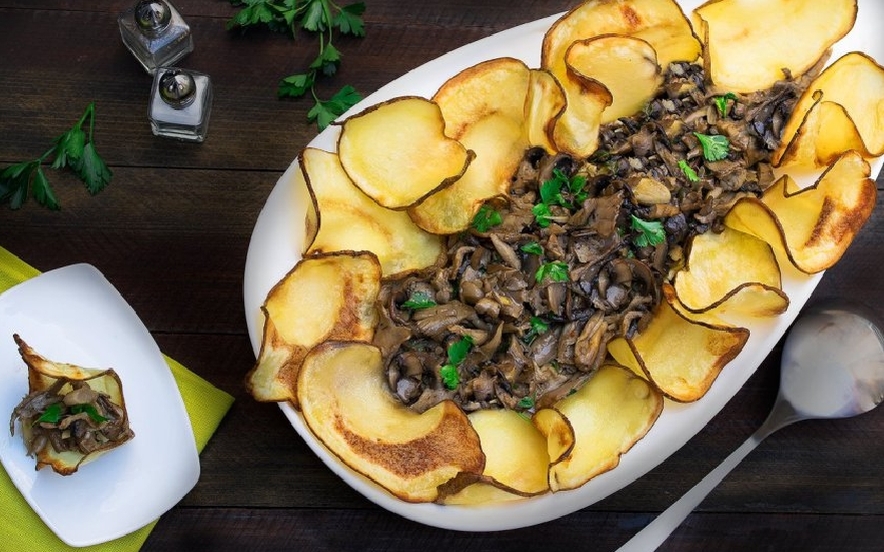 Funghi trifolati con patatine fatte in casa