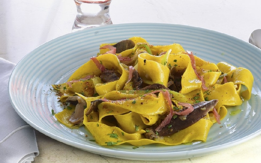 Pappardelle con funghi porcini, porri e speck