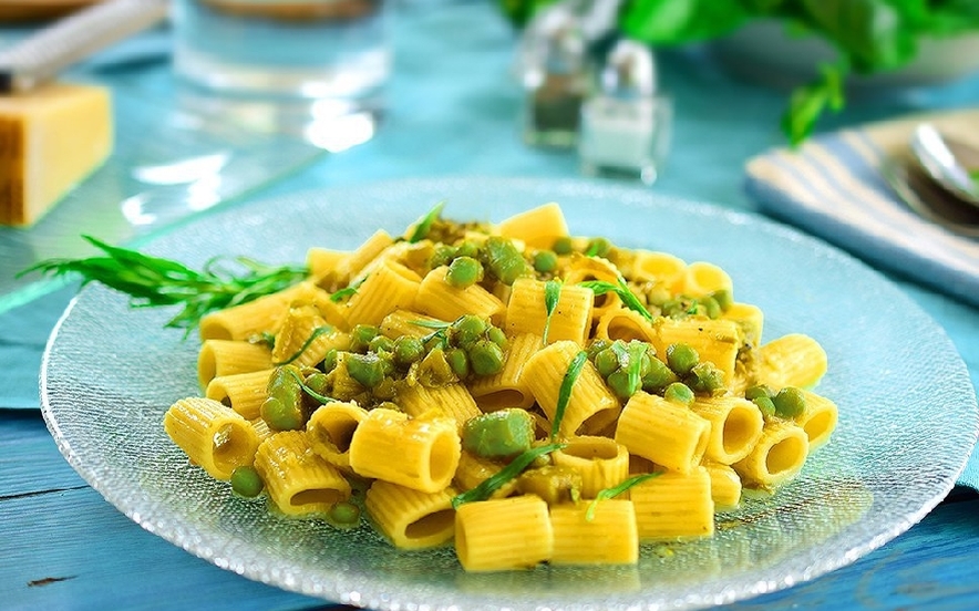 Mezzemaniche con asparagi e piselli