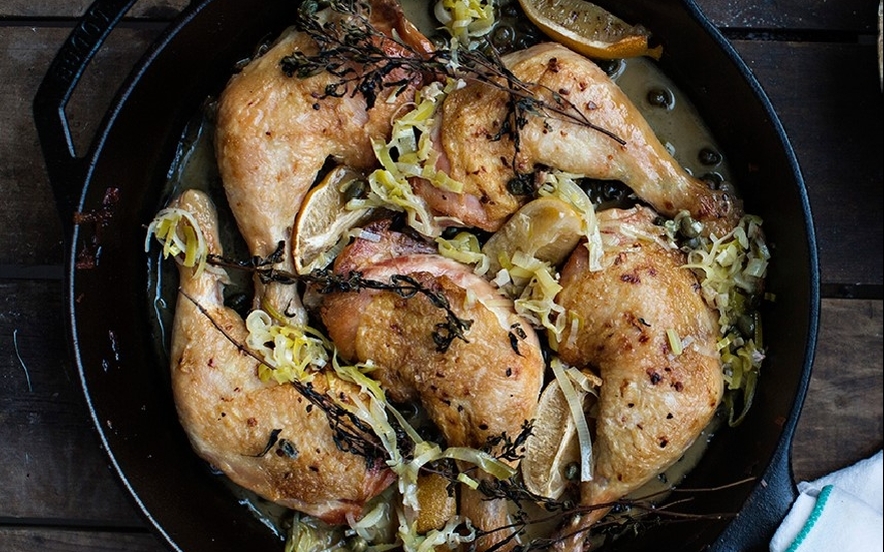 Pollo al limone con vino ed erbe aromatiche